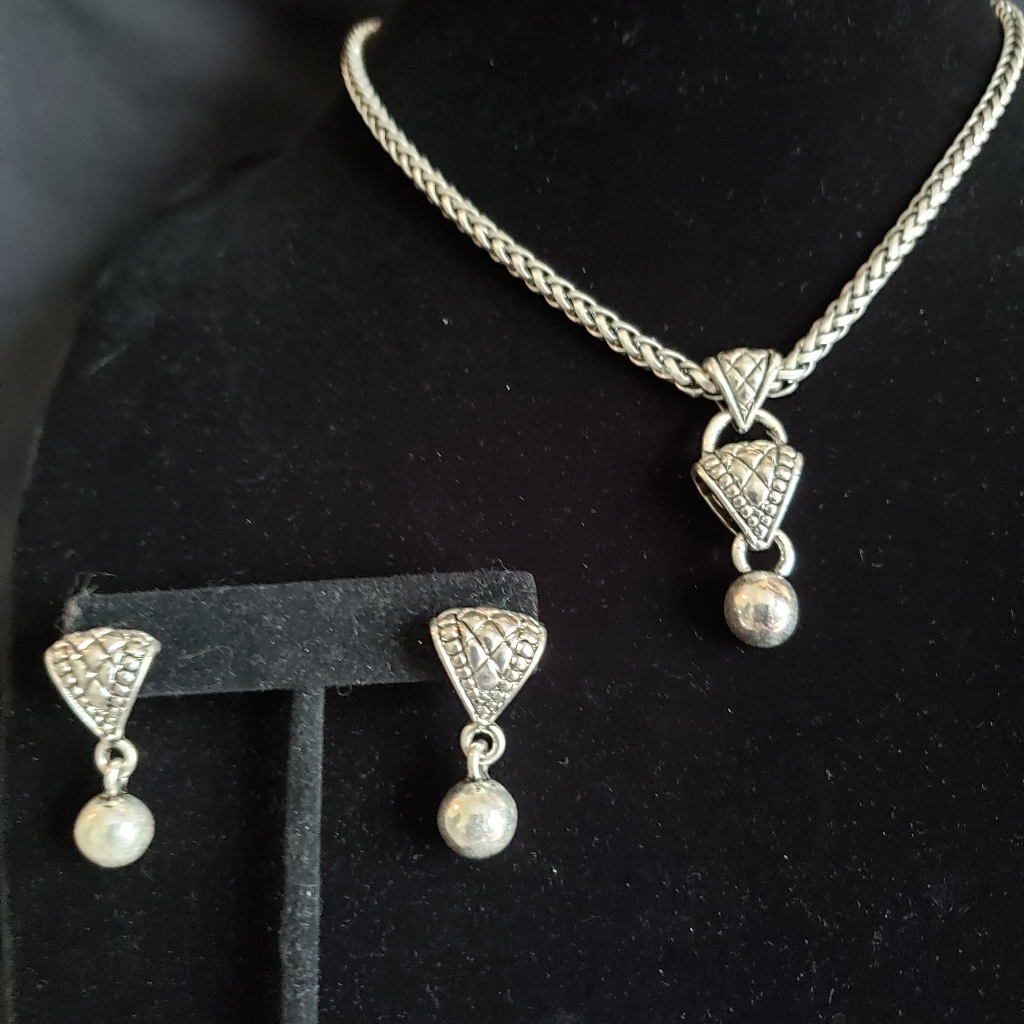 Silver Tone Necklace And Earring Set